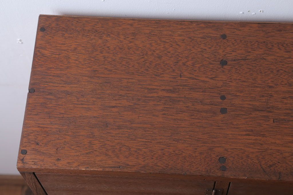レトロ家具　昭和レトロ　古い木の脚付きロッカー(マス目戸棚)