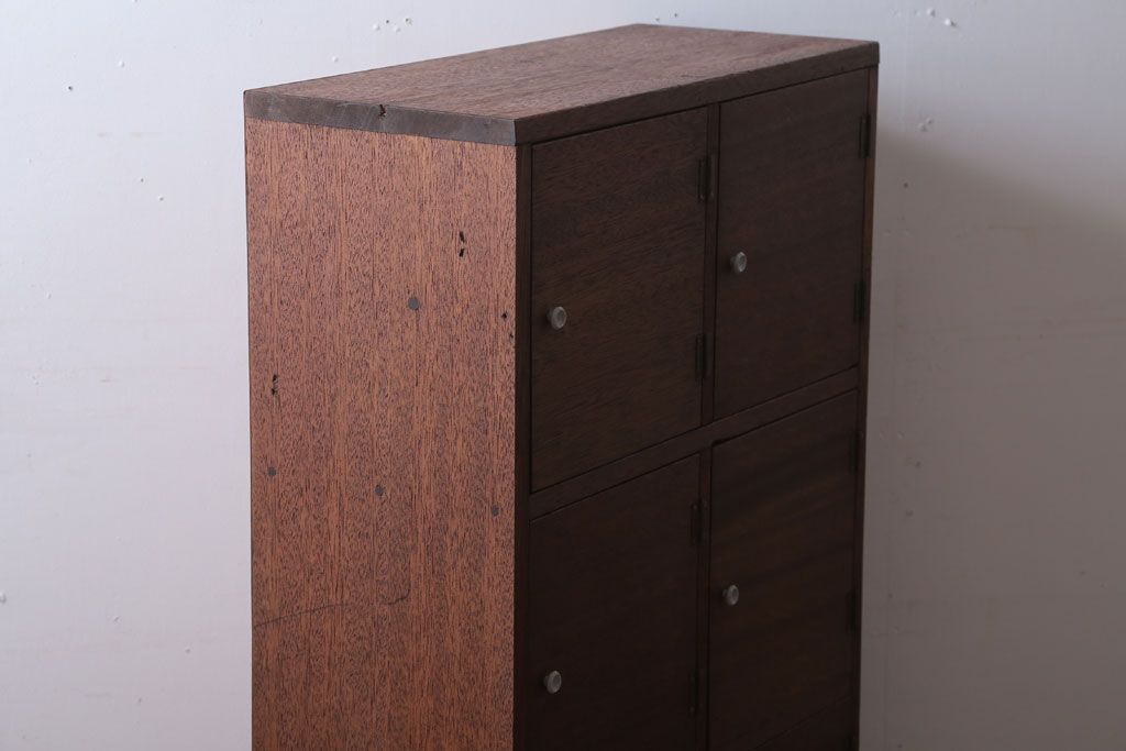 レトロ家具　昭和レトロ　古い木の脚付きロッカー(マス目戸棚)