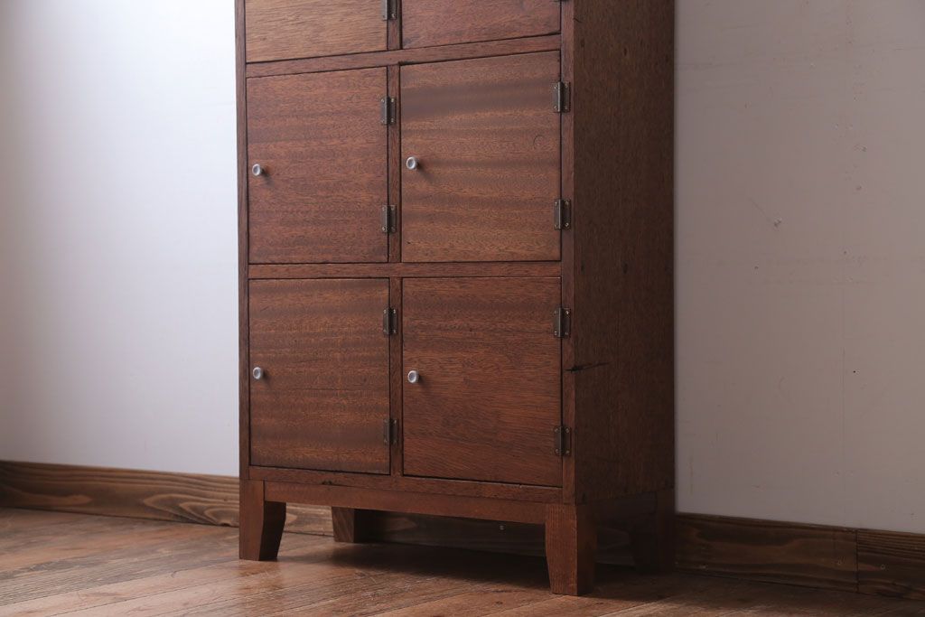 レトロ家具　昭和レトロ　古い木の脚付きロッカー(マス目戸棚)