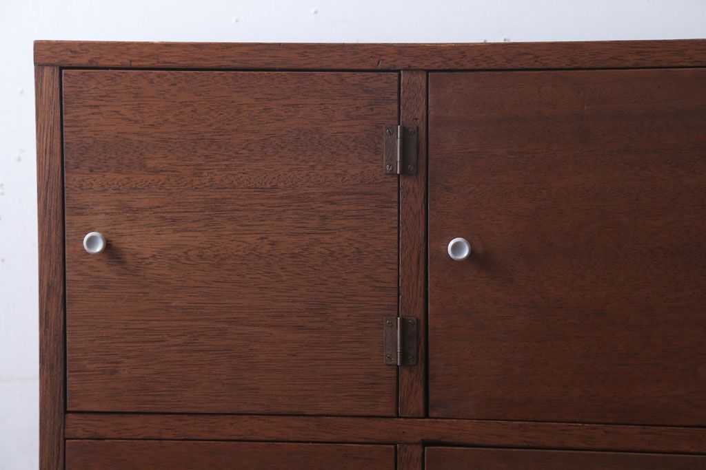 レトロ家具　昭和レトロ　古い木の脚付きロッカー(マス目戸棚)