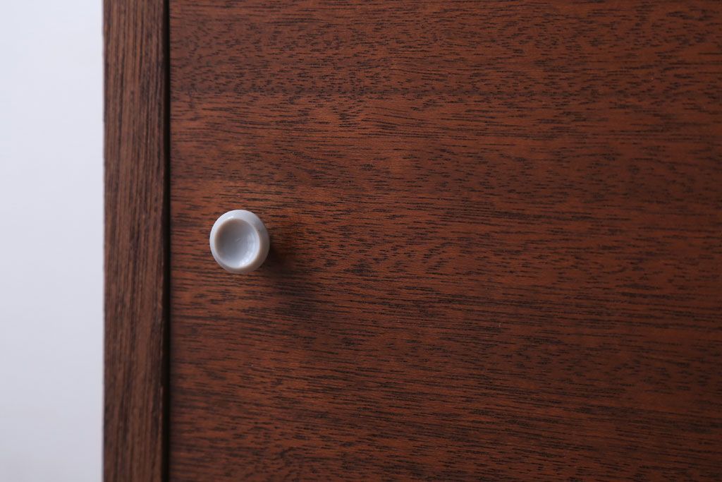 レトロ家具　昭和レトロ　古い木の脚付きロッカー(マス目戸棚)