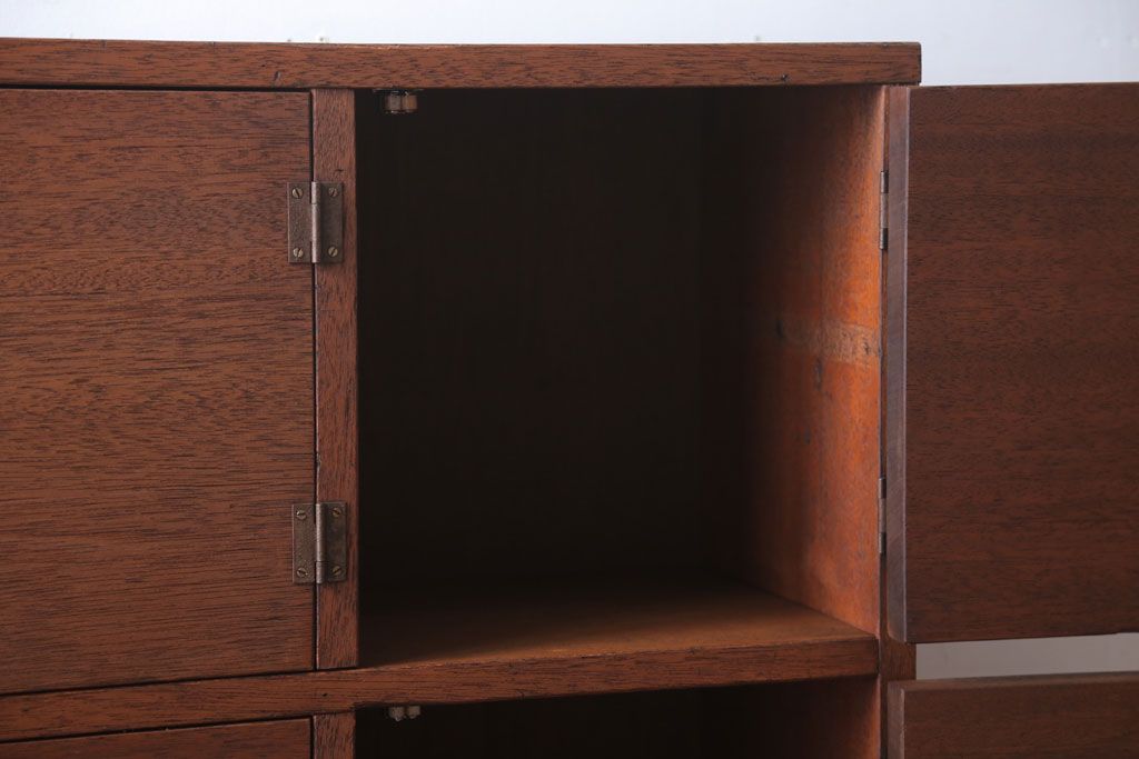 レトロ家具　昭和レトロ　古い木の脚付きロッカー(マス目戸棚)