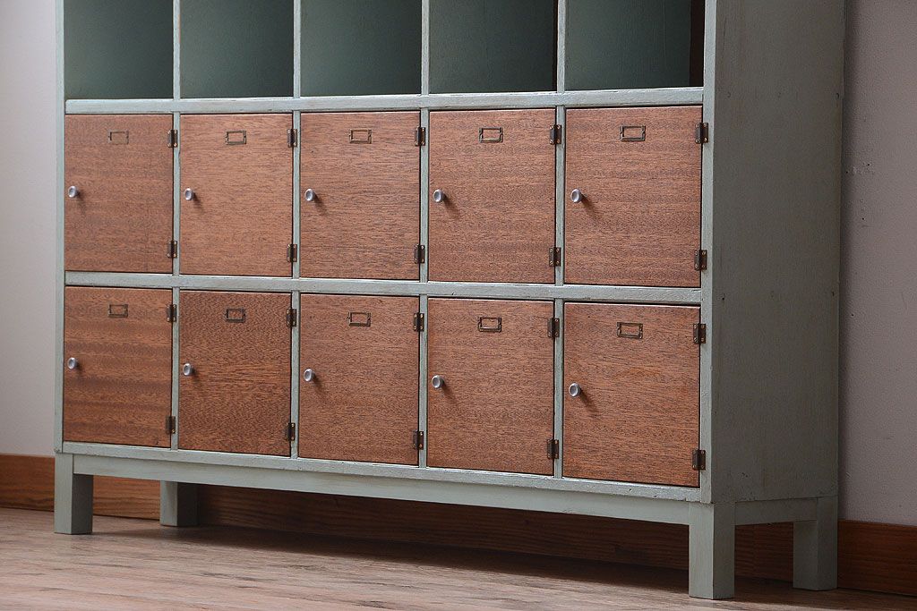 レトロ家具　アンティーク　レトロでかわいい脚付きマス目棚ロッカー