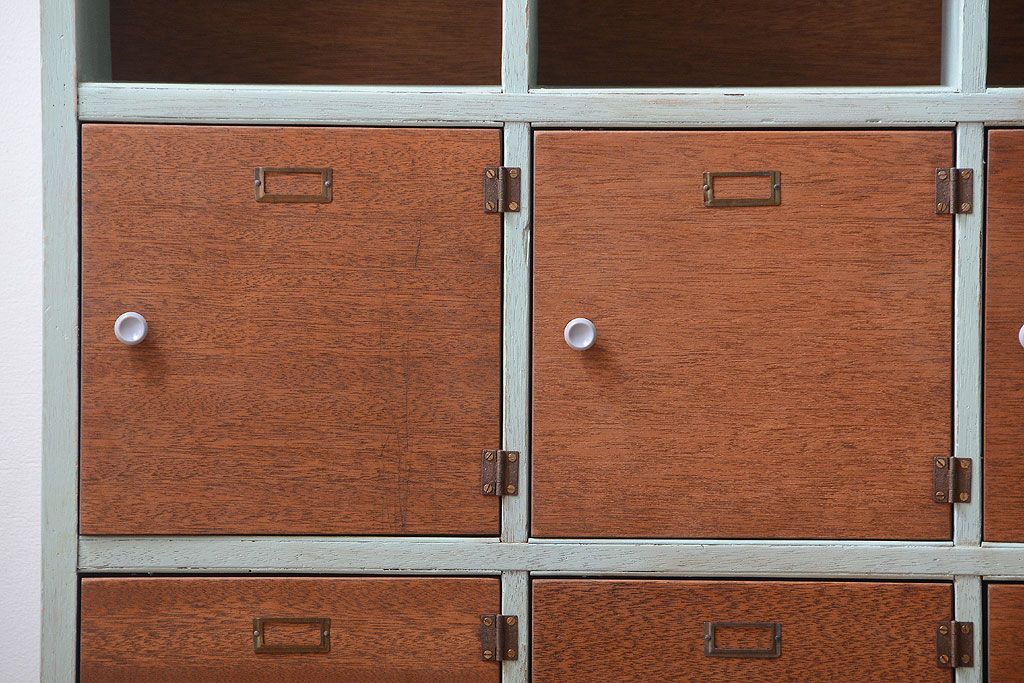 レトロ家具　アンティーク　レトロでかわいい脚付きマス目棚ロッカー