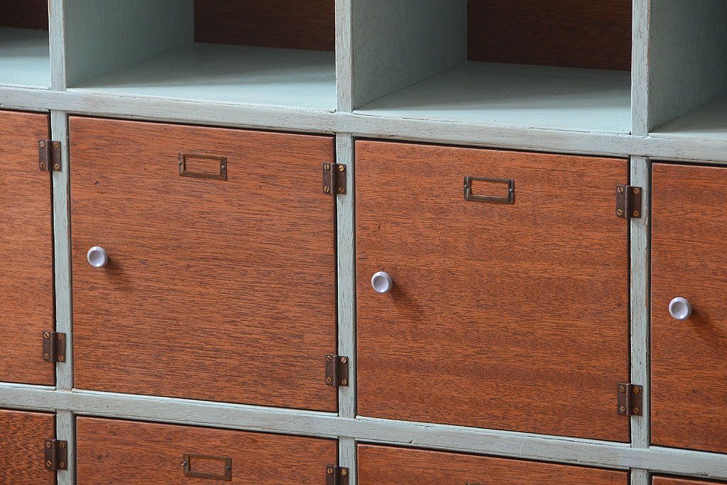 レトロ家具　アンティーク　レトロでかわいい脚付きマス目棚ロッカー