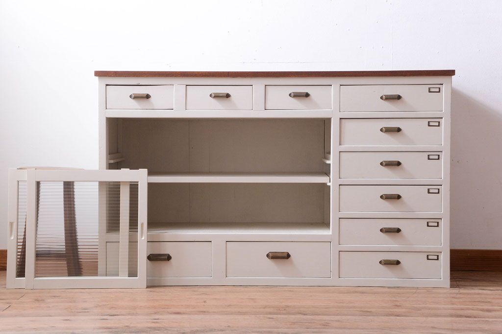 アンティーク家具　アンティークペイント　ネームプレート付きモールガラス戸棚