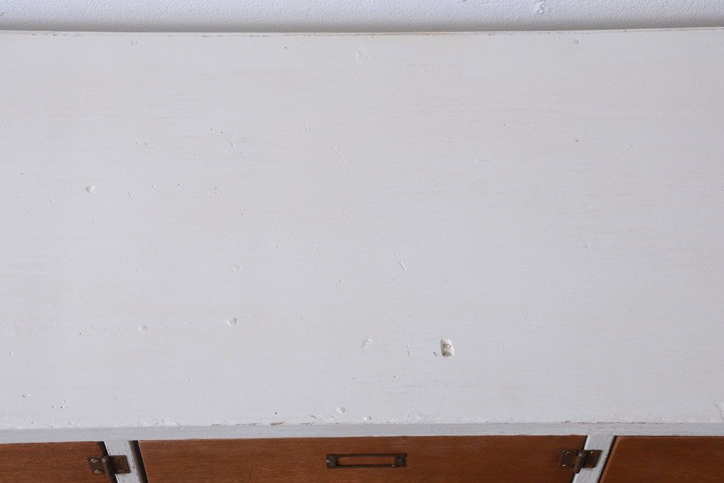 レトロ家具　アンティーク　ネームプレート付き!レトロでかわいい脚付きマス目ロッカー