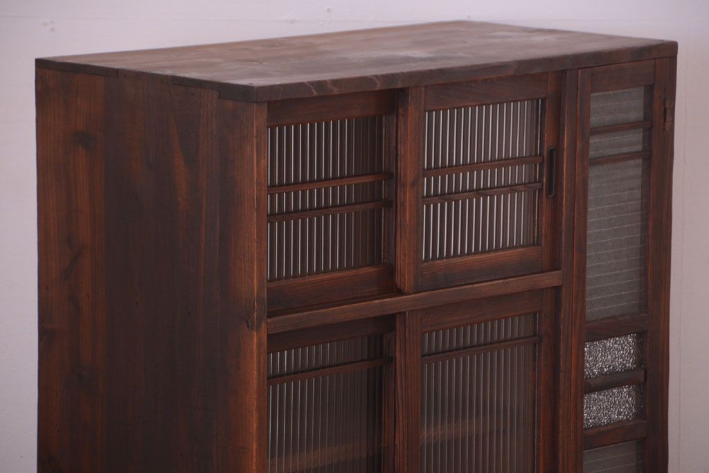 レトロ家具　和製アンティーク　3種のレトロガラス入り!古い木製の引き戸収納棚(下駄箱)