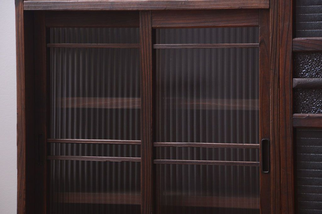レトロ家具　和製アンティーク　3種のレトロガラス入り!古い木製の引き戸収納棚(下駄箱)