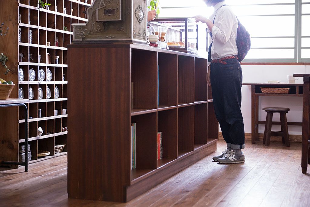 レトロ家具　昭和レトロ　大きな横型アンティークマス目棚(収納棚、飾り棚)
