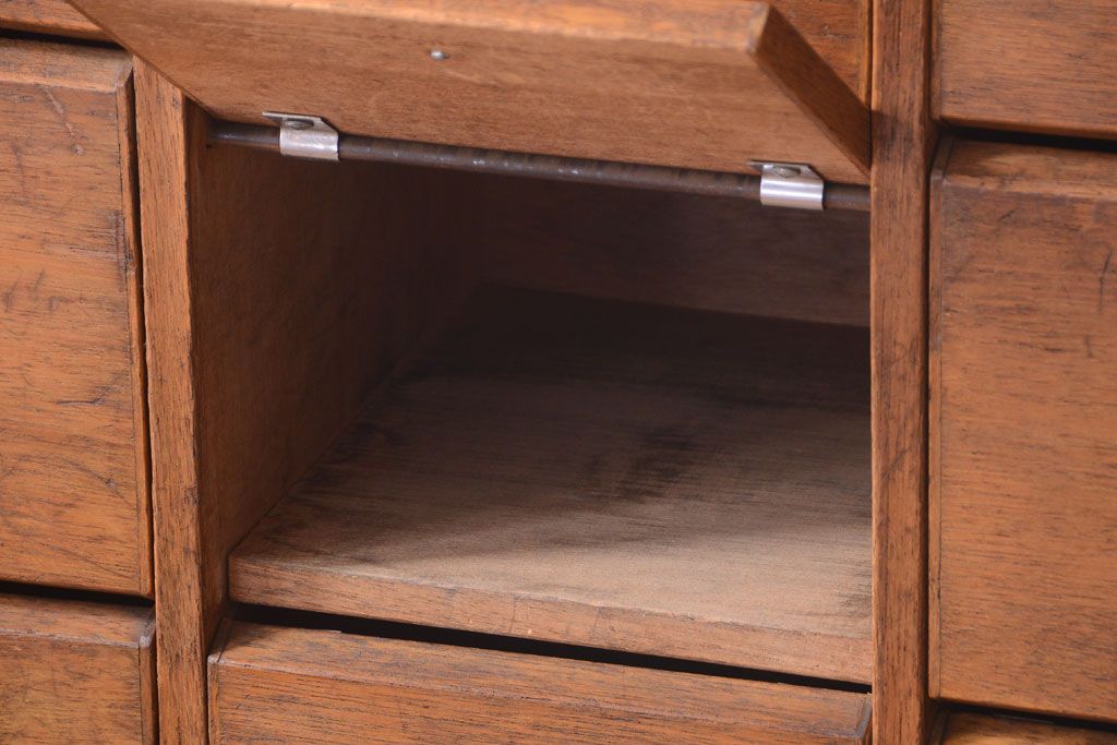 レトロ家具　昭和レトロ　大きなパタパタ収納棚(マス目棚・ロッカー)