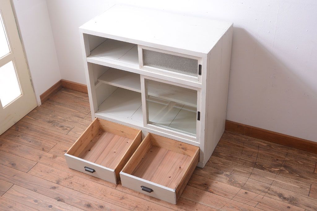 アンティーク家具　アンティークペイント　ダイヤガラス入り!小ぶりな収納棚