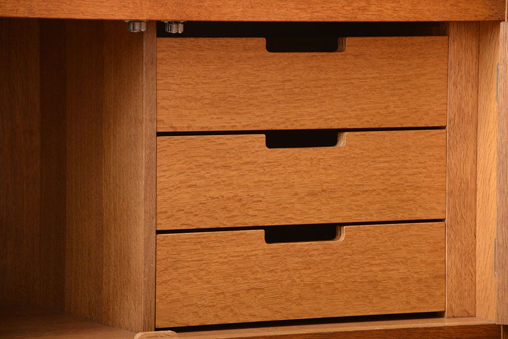 ヴィンテージ家具　1960年代　ビンテージ品　北欧風デザインのカップボード(食器棚)