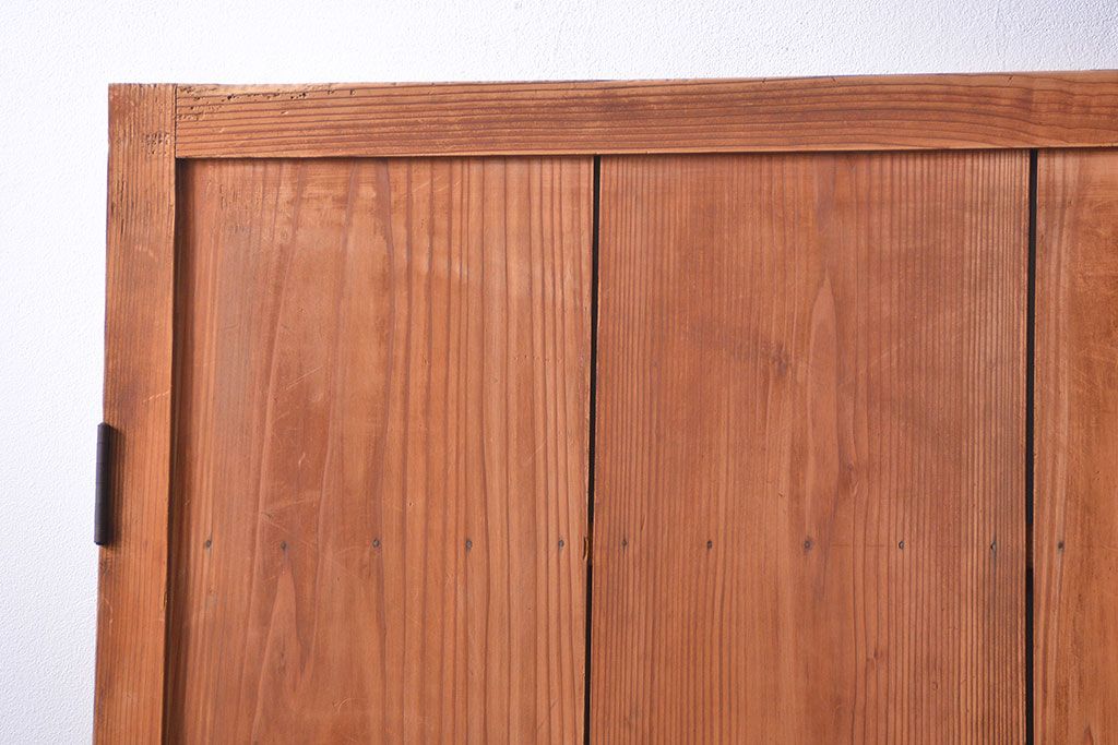 アンティーク　古いレトロな木味の素朴なドア(扉)