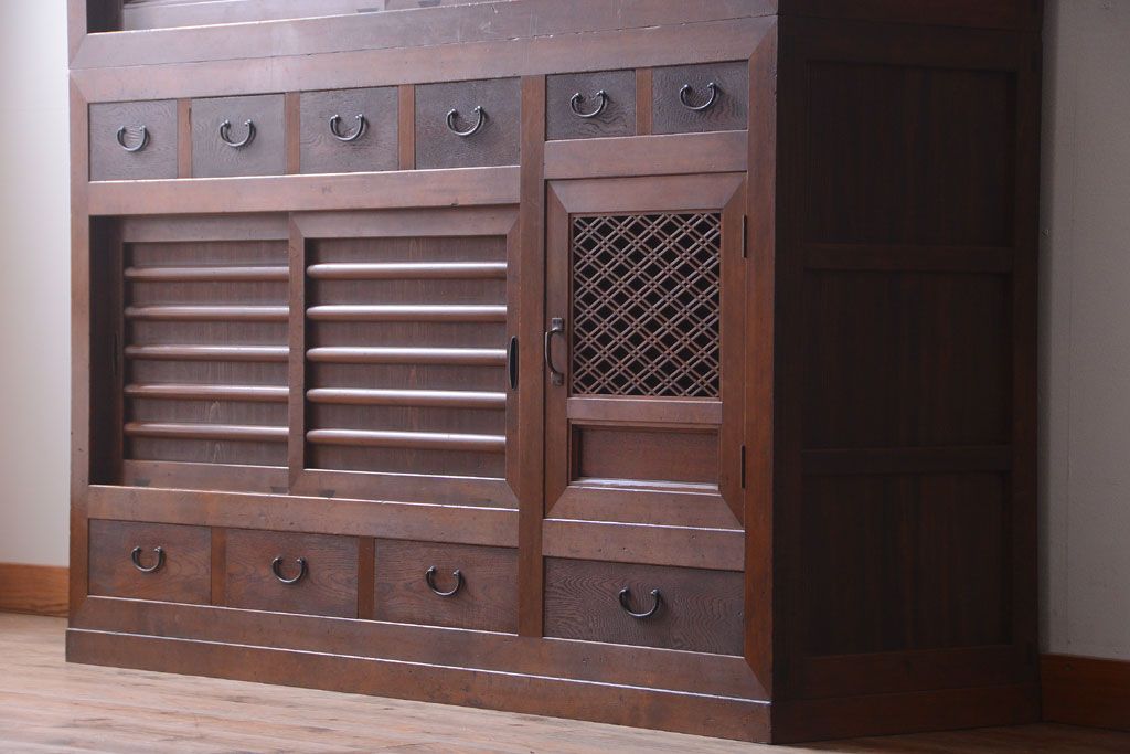 アンティーク家具　和製アンティーク　組子戸が珍しい古い木の高級重ね水屋箪笥