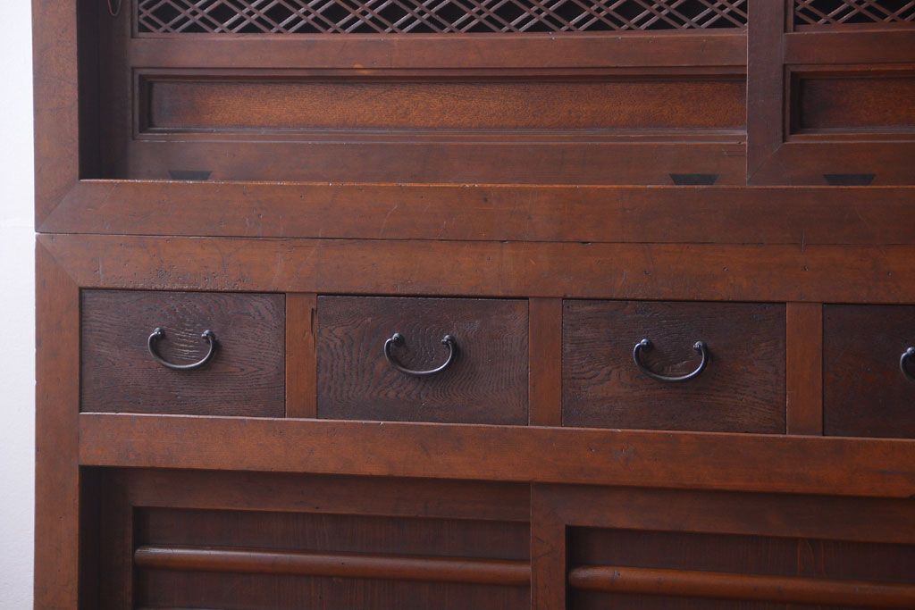 アンティーク家具　和製アンティーク　組子戸が珍しい古い木の高級重ね水屋箪笥