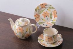 アンティーク雑貨　イギリスビンテージ　WESTFIELD ART POTTERY ポット・カップ&ソーサーなど4点(洋食器)