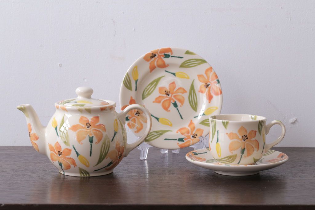 アンティーク雑貨　イギリスビンテージ　WESTFIELD ART POTTERY ポット・カップ&ソーサーなど4点(洋食器)