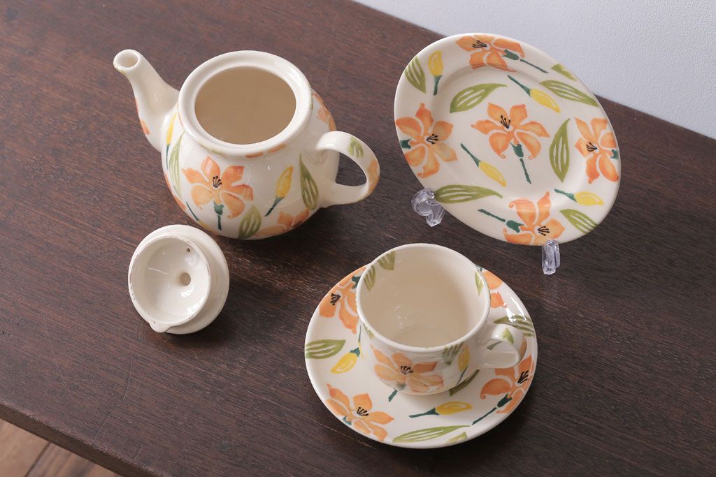 アンティーク雑貨　イギリスビンテージ　WESTFIELD ART POTTERY ポット・カップ&ソーサーなど4点(洋食器)