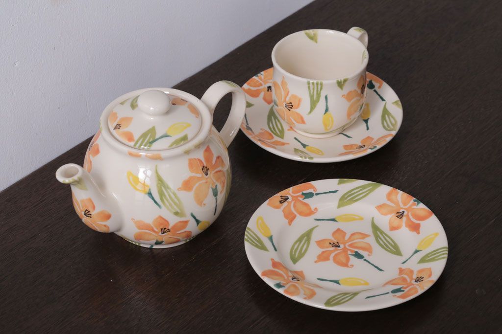 アンティーク雑貨　イギリスビンテージ　WESTFIELD ART POTTERY ポット・カップ&ソーサーなど4点(洋食器)