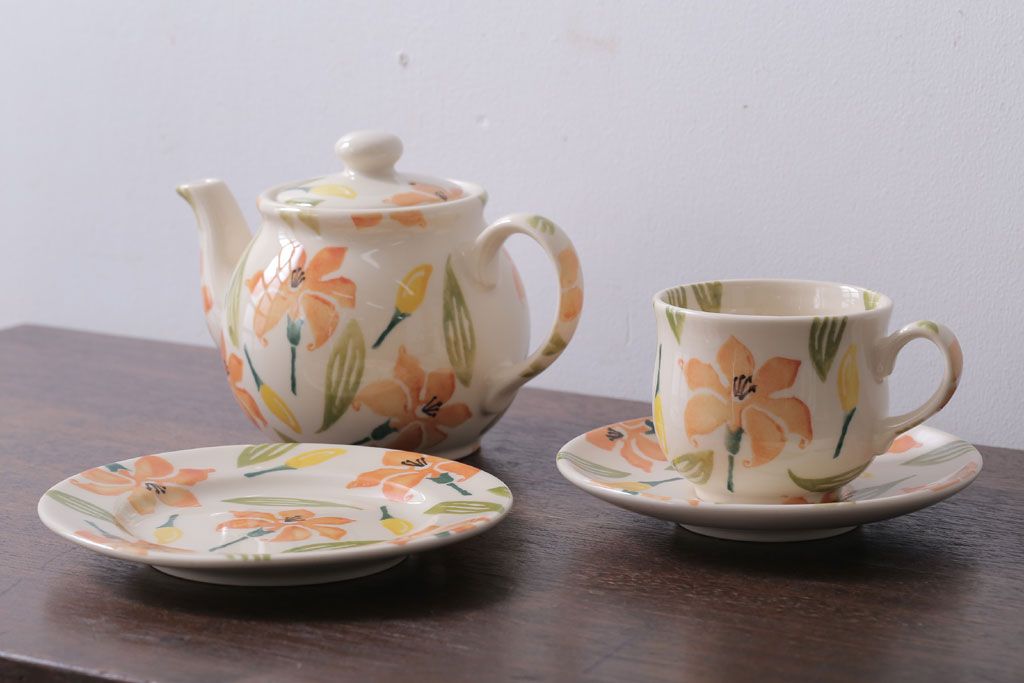 アンティーク雑貨　イギリスビンテージ　WESTFIELD ART POTTERY ポット・カップ&ソーサーなど4点(洋食器)