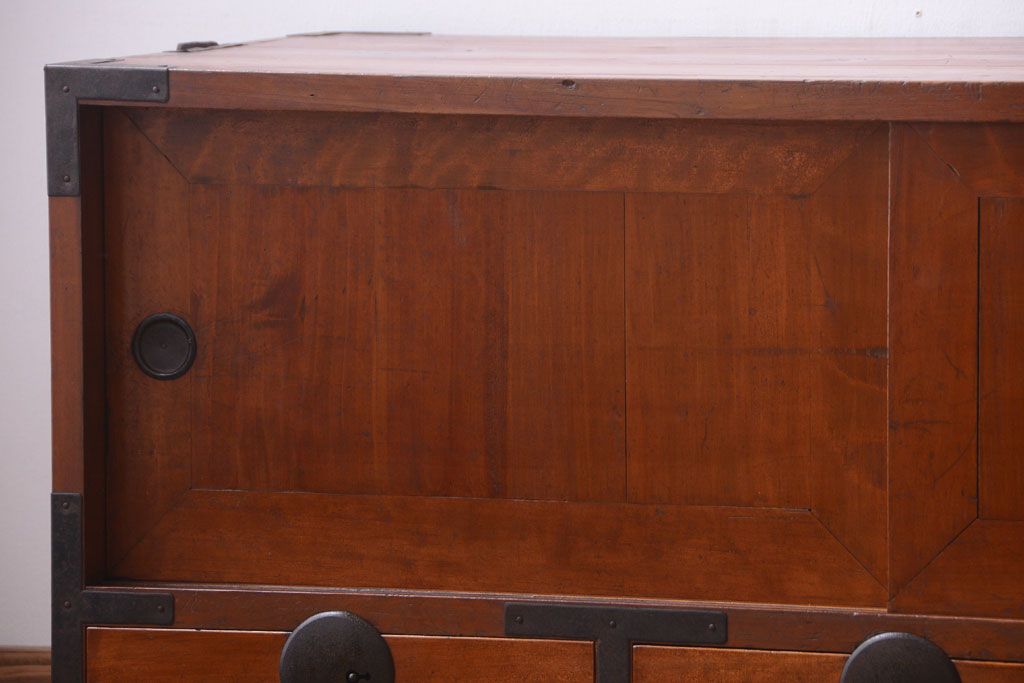 アンティーク家具　古民具・骨董　シンプルな丸金具のアンティーク時代箪笥ローボード