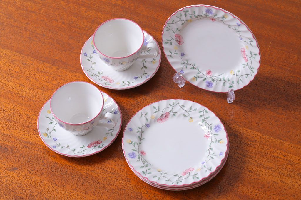 アンティーク雑貨　イギリスビンテージ　JOHNSON BROTHERS(ジョンソン・ブラザーズ)SUMMER CHINTZ(サマーチンツ)シリーズ カップ&ソーサー・皿など6点(洋食器)
