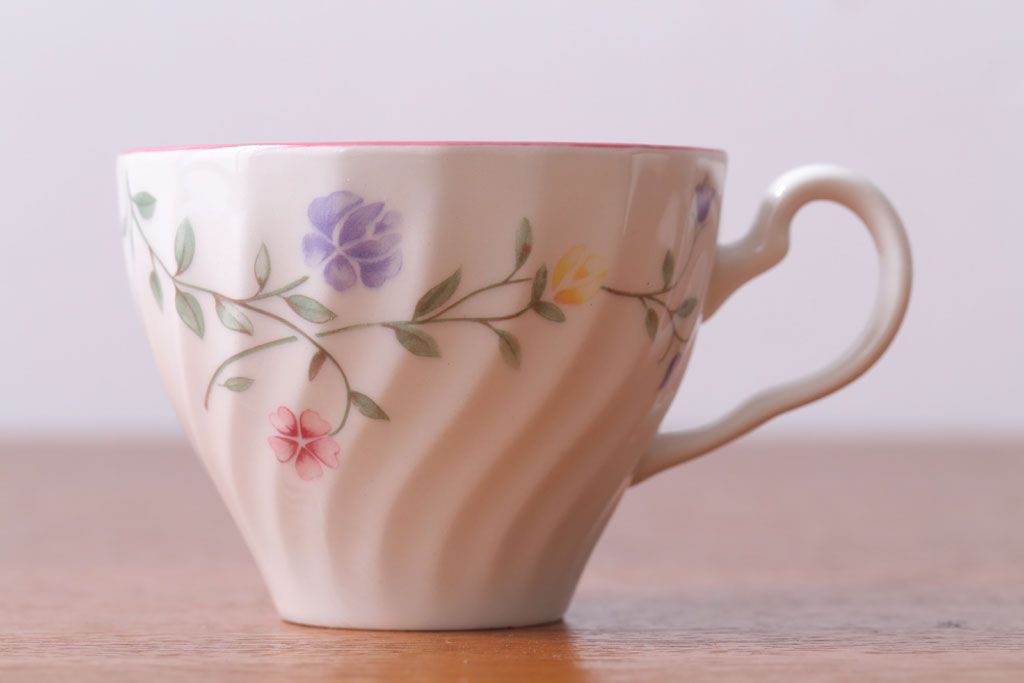 アンティーク雑貨　イギリスビンテージ　JOHNSON BROTHERS(ジョンソン・ブラザーズ)SUMMER CHINTZ(サマーチンツ)シリーズ カップ&ソーサー・皿など6点(洋食器)