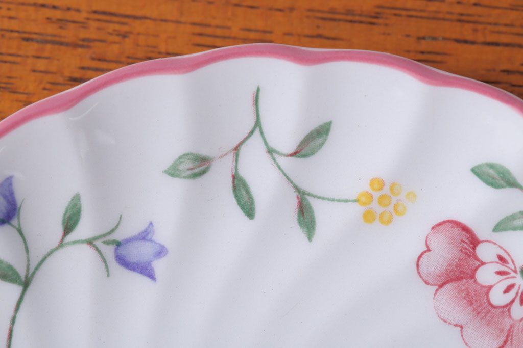 アンティーク雑貨　イギリスビンテージ　JOHNSON BROTHERS(ジョンソン・ブラザーズ)SUMMER CHINTZ(サマーチンツ)シリーズ カップ&ソーサー・皿など6点(洋食器)