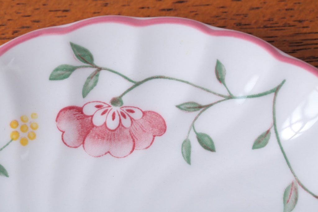 アンティーク雑貨　イギリスビンテージ　JOHNSON BROTHERS(ジョンソン・ブラザーズ)SUMMER CHINTZ(サマーチンツ)シリーズ カップ&ソーサー・皿など6点(洋食器)