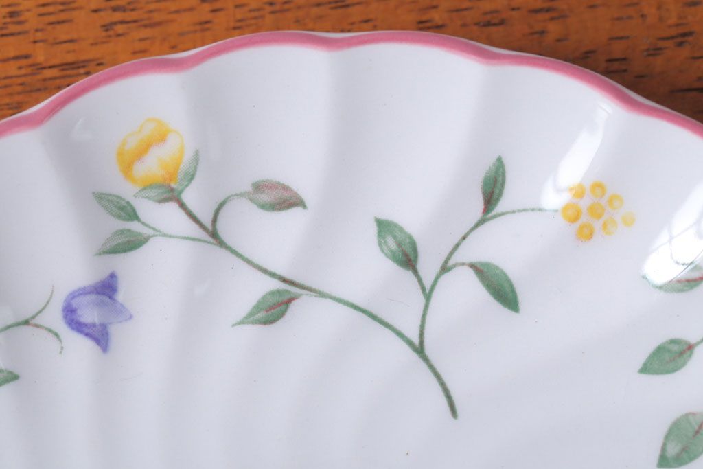 アンティーク雑貨　イギリスビンテージ　JOHNSON BROTHERS(ジョンソン・ブラザーズ)SUMMER CHINTZ(サマーチンツ)シリーズ カップ&ソーサー・皿など6点(洋食器)
