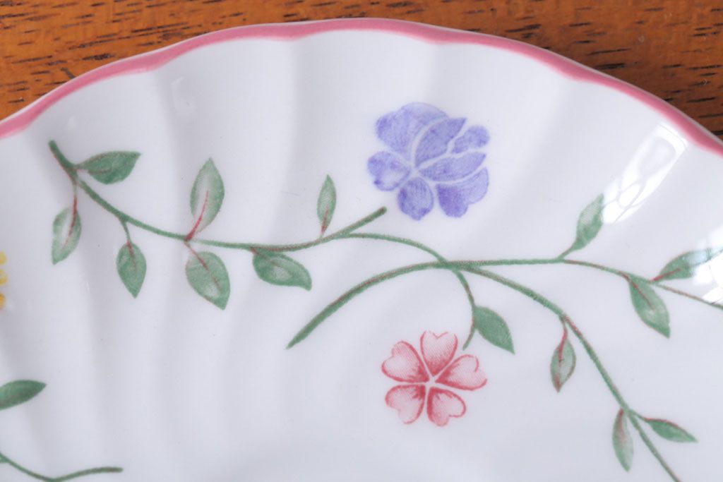 アンティーク雑貨　イギリスビンテージ　JOHNSON BROTHERS(ジョンソン・ブラザーズ)SUMMER CHINTZ(サマーチンツ)シリーズ カップ&ソーサー・皿など6点(洋食器)