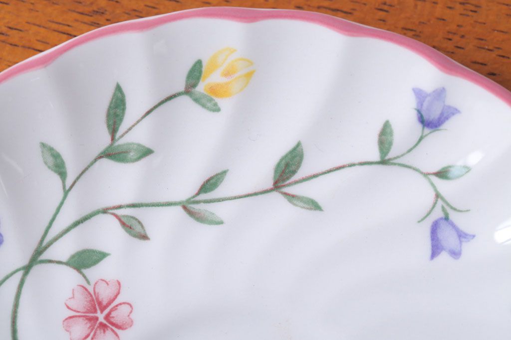 アンティーク雑貨　イギリスビンテージ　JOHNSON BROTHERS(ジョンソン・ブラザーズ)SUMMER CHINTZ(サマーチンツ)シリーズ カップ&ソーサー・皿など6点(洋食器)
