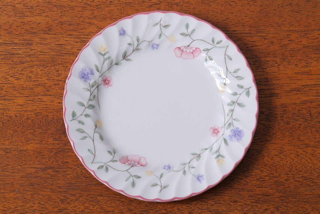 アンティーク雑貨　イギリスビンテージ　JOHNSON BROTHERS(ジョンソン・ブラザーズ)SUMMER CHINTZ(サマーチンツ)シリーズ カップ&ソーサー・皿など6点(洋食器)