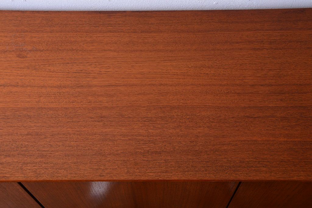 ビンテージ　北欧家具　チーク材のおしゃれな脚付きキャビネット(収納棚)
