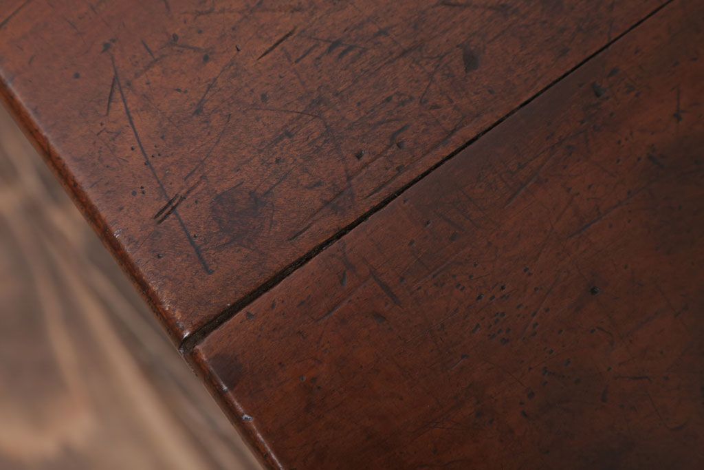 アンティーク家具　アンティーク　脚のデザインがおしゃれな古い木製の角ちゃぶ台