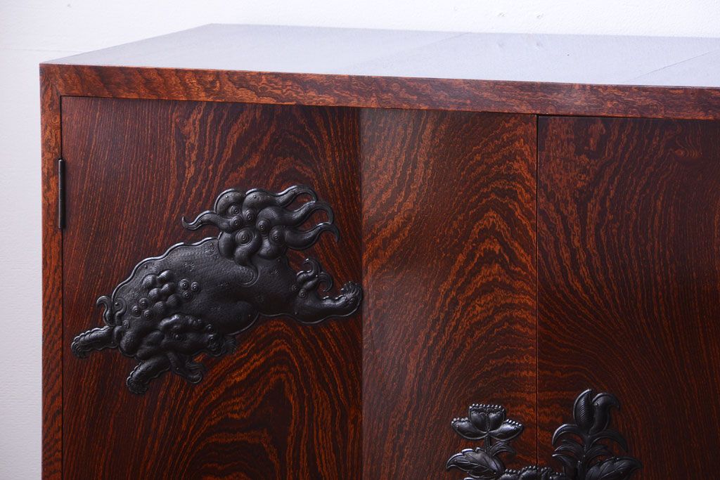 中古　工芸品　漆塗りと手打ち金具が美しいモダンな仙台箪笥