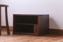 レトロ家具　昭和レトロ　古い栓材の小ぶりな和製アンティーク飾り棚