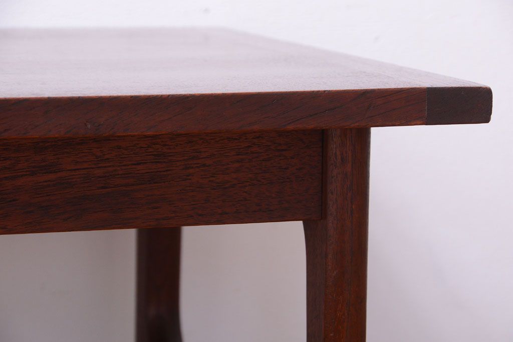 ヴィンテージ家具　北欧ビンテージ　チーク材のシンプルなサイドテーブル