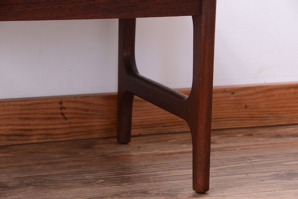 ヴィンテージ家具　北欧ビンテージ　チーク材のシンプルなサイドテーブル