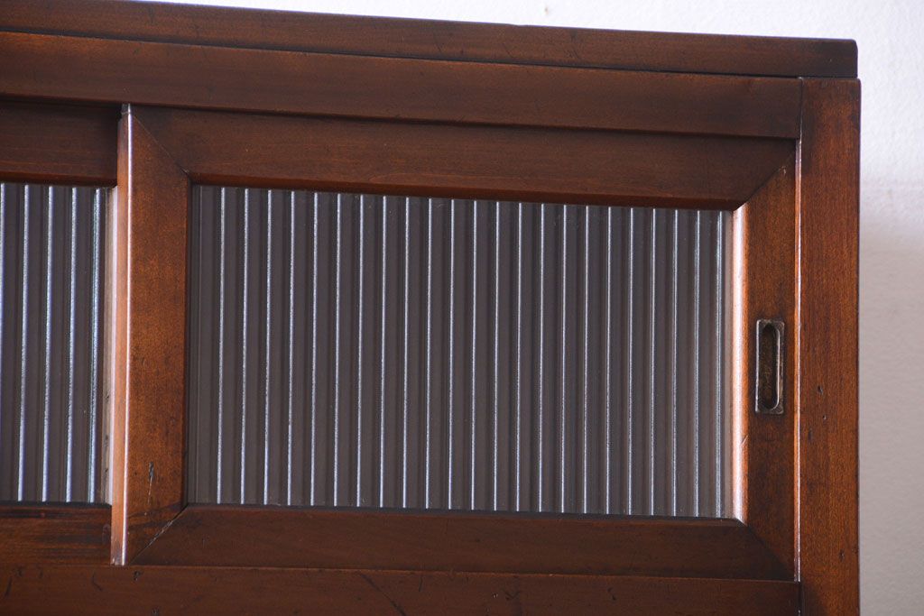 アンティーク家具　和製アンティーク　一本物　モールガラス入り!前面カバ材の縦型戸棚