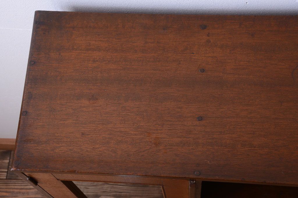 レトロ家具　昭和レトロ　古い木の小ぶりなアンティーク収納棚(下駄箱)