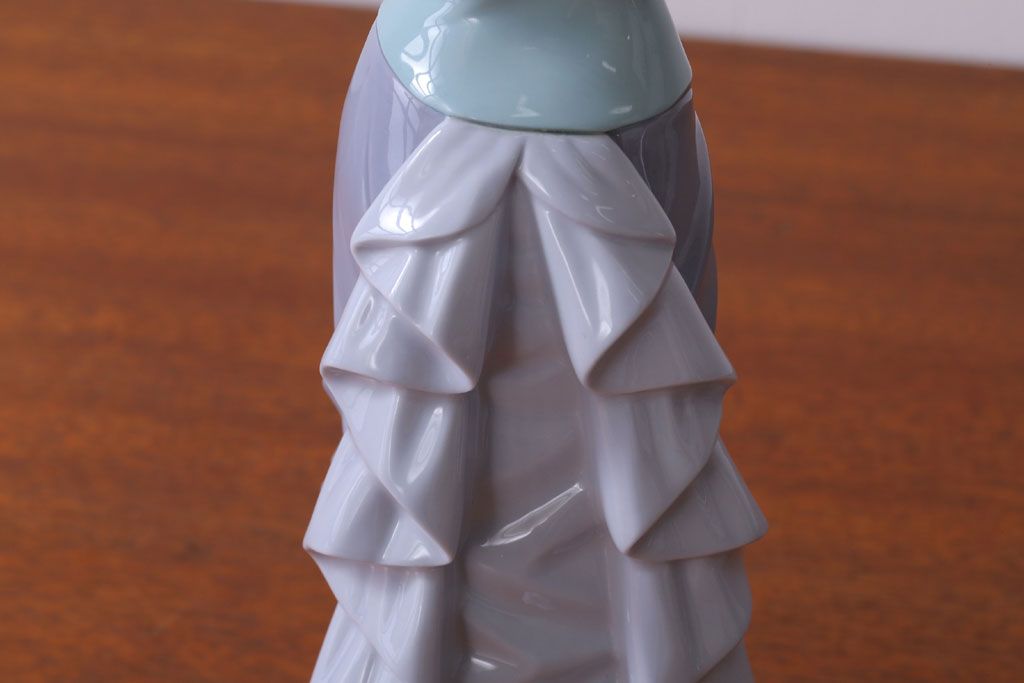 アンティーク雑貨 リヤドロ(LLADRO) Reading 読書する貴婦人 アンティーク雑貨 リヤドロ(LLADRO) Reading 読書する貴婦人