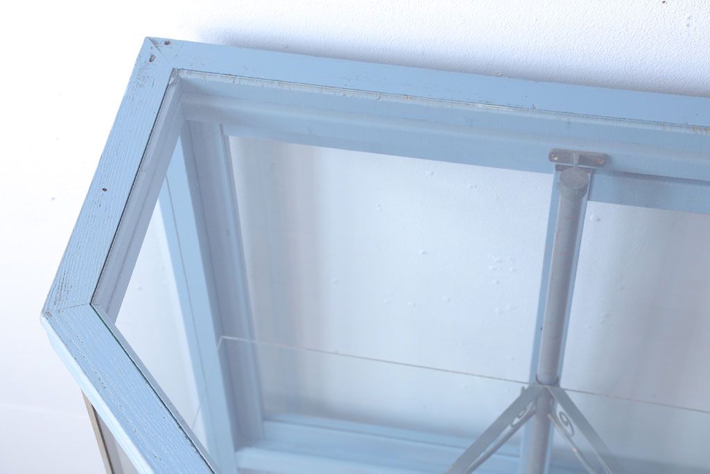 アンティーク雑貨　アンティークペイント　ブルーグレーカラーの五角形ショーケース(ガラスケース)