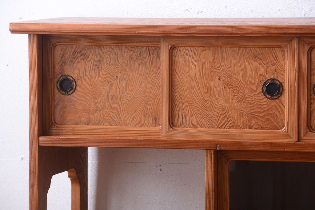 中古　民芸家具　屋久杉製の上品な木味戸棚(飾り棚・収納棚)
