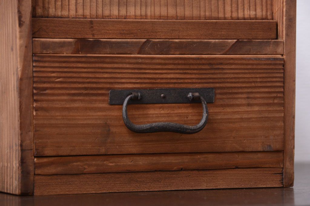 アンティーク家具　和製アンティーク　古い木味の小引き出し(戸棚)