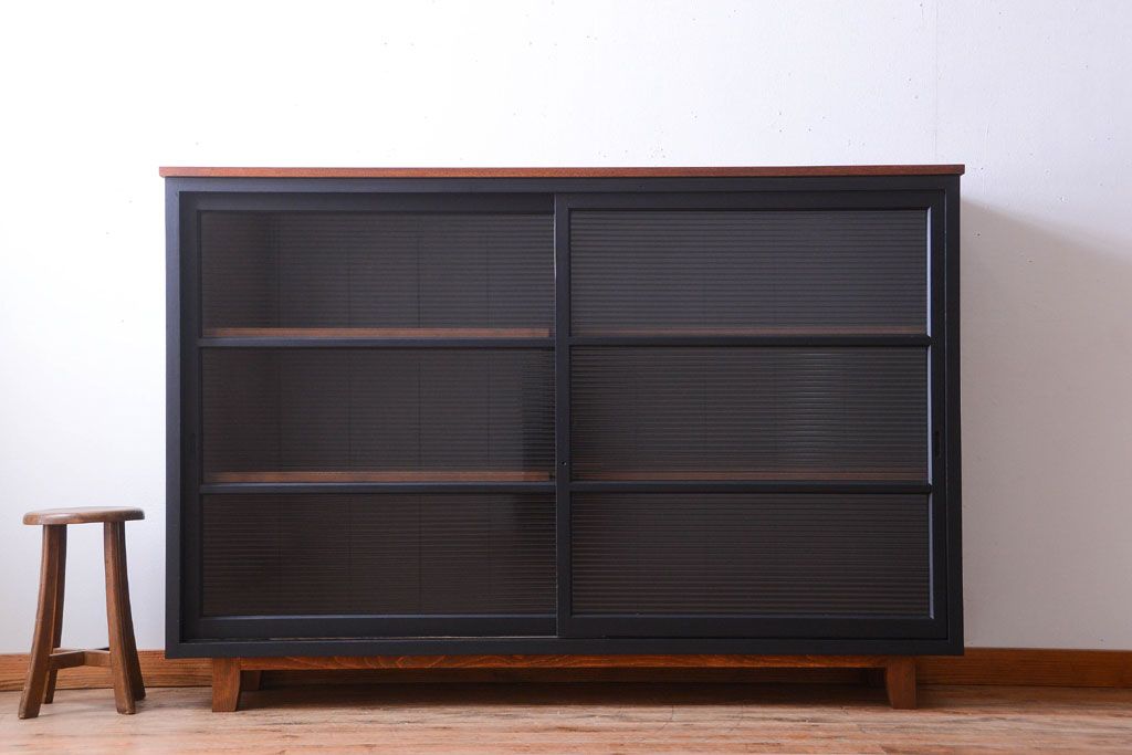 アンティーク家具　アンティークペイント　モールガラス戸の脚付きリメイク戸棚(収納棚)