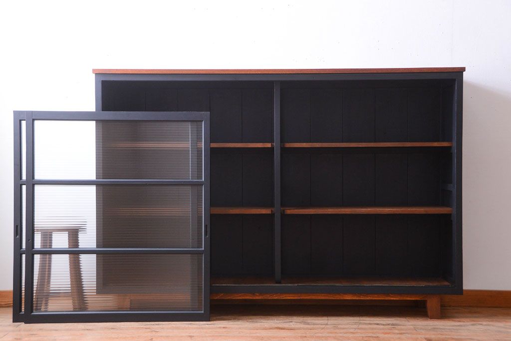 アンティーク家具　アンティークペイント　モールガラス戸の脚付きリメイク戸棚(収納棚)