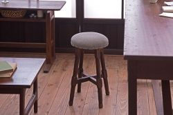 アンティーク家具　和製アンティーク　古い木の上品なクッション座面スツール