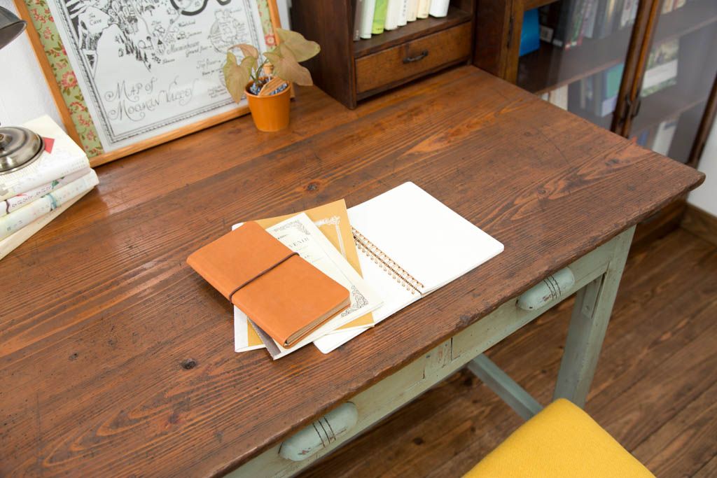 レトロ家具　アンティークペイント　古い木のレトロな平机(デスク)